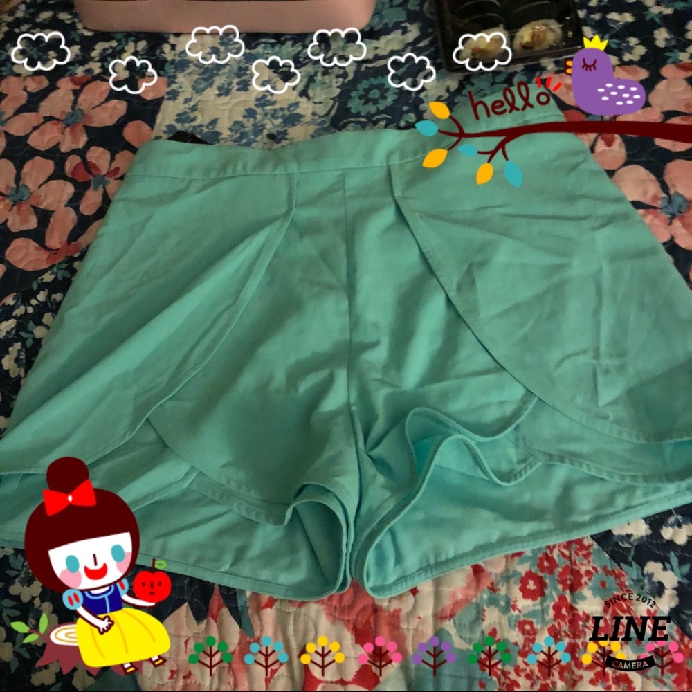 Size 10  BEBE 2TIER DOLPHIN FRONT SHORT